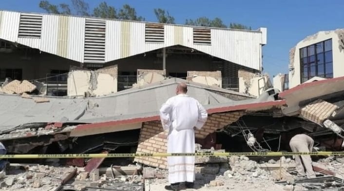En pleno bautizo una iglesia se derrumbó y fueron 11 las victimas mortales. imagen de la publicación