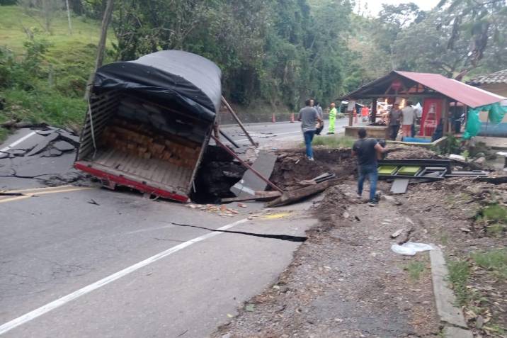 Cierre total en la vía Bucaramanga-Barrancabermeja por deslizamiento imagen de la publicación