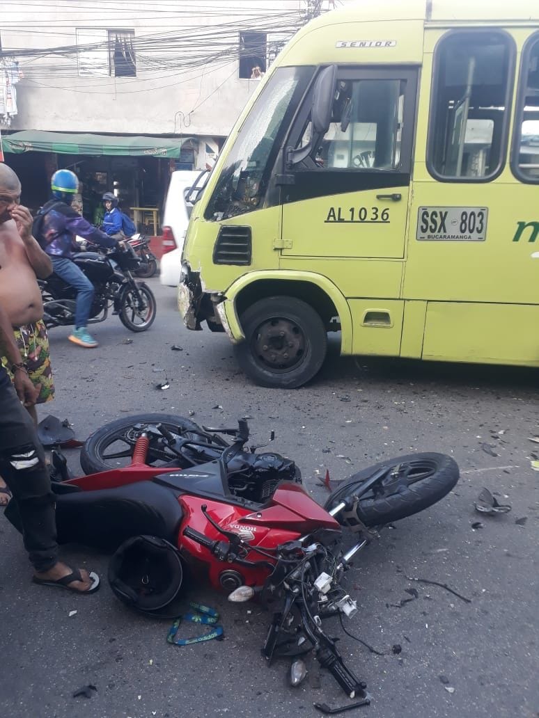 Motorizado entre la vida y la muerte tras chocar con un bus de Metrolínea imagen de la publicación