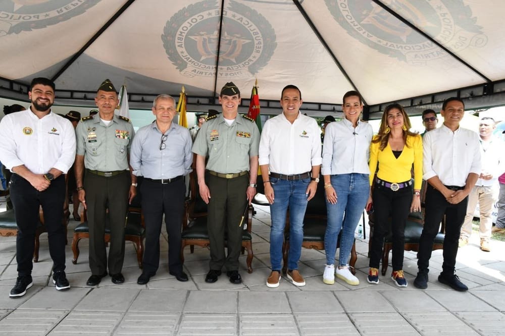 Inaugurados tres centros CAI y entregadas medallas en Girón imagen de la publicación