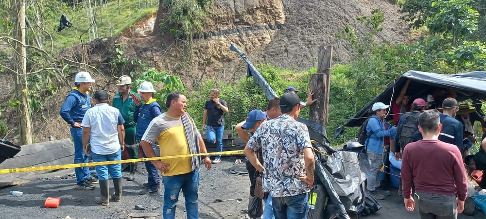 Rescatados tres cuerpos de mineros víctimas de explosión en Landázuri imagen de la publicación