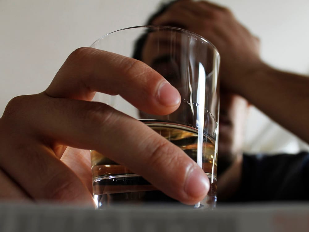 Como el alcohol no ahogó sus penas decidió ahorcarse imagen de la publicación