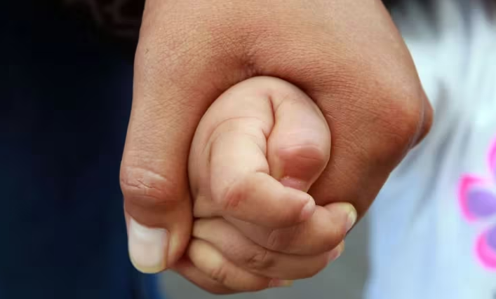 Perverso padre abusó de sus 3 hijas y está prófugo de la justicia imagen de la publicación