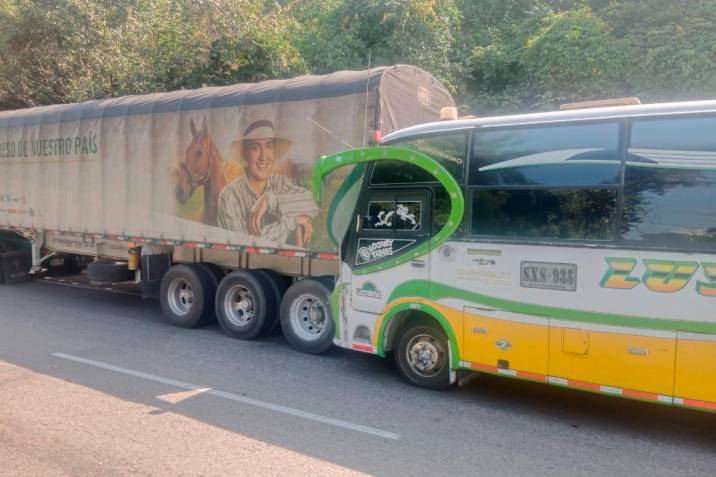 Bus chocó de manera violenta con un camión en La Cemento imagen de la publicación