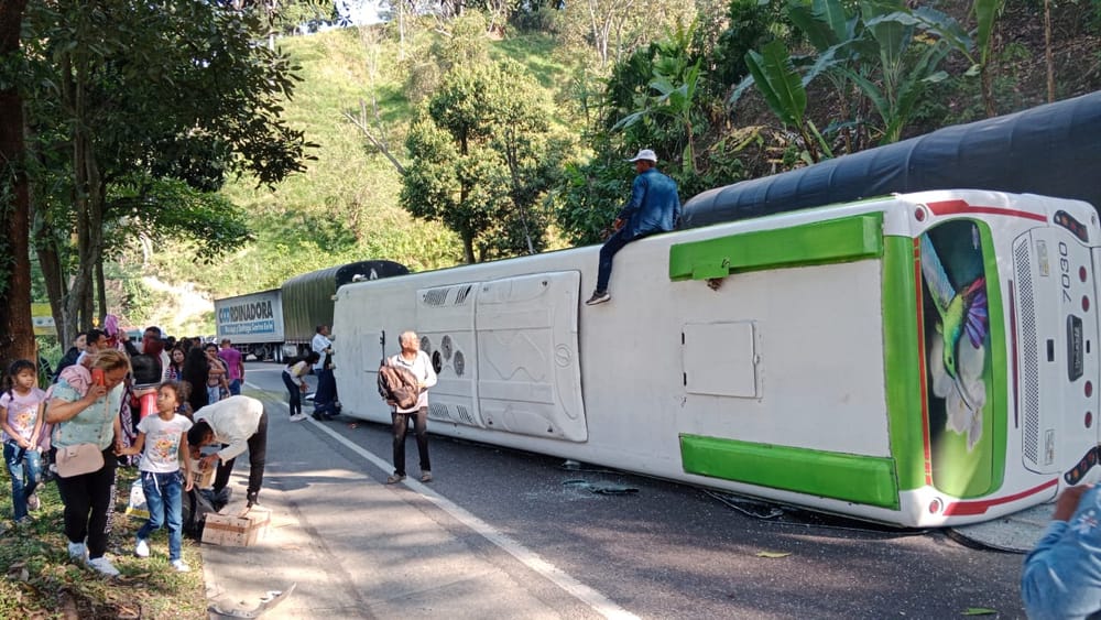 Vía a la costa permanece cerrada tras volcamiento de Bus imagen de la publicación