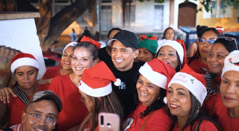 Jorge Celedón entrega alegría y regalos a niños en Navidad imagen de la publicación