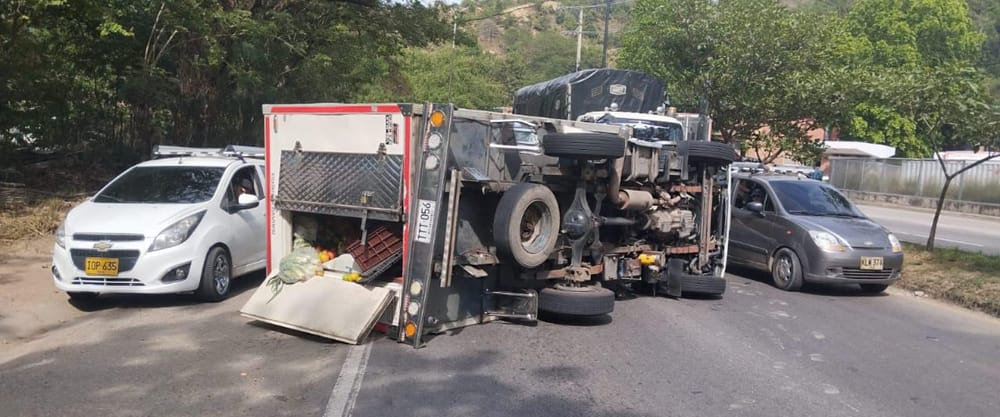 El anillo vial entre Girón y Floridablanca colapsó por una tractomula volcada imagen de la publicación