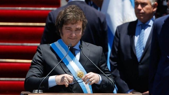 Devaluación del 50% y medidas austeras para Argentina imagen de la publicación
