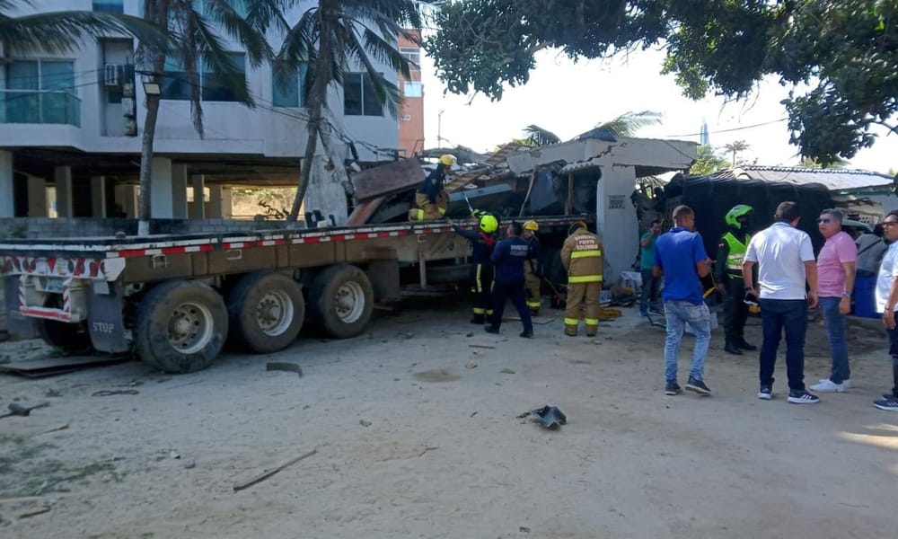 Tres muertos en accidente de tractomula salida de control imagen de la publicación