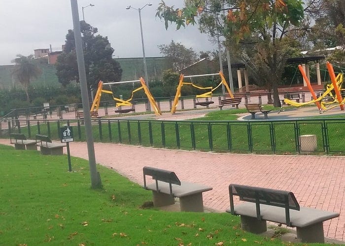 Un hombre busca a su esposa e hijo que desaparecieron de un parque imagen de la publicación