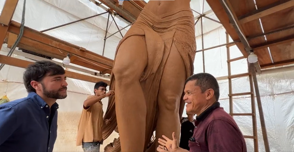 Inicia la instalación de la nueva estatua de Shakira en Barranquilla imagen de la publicación