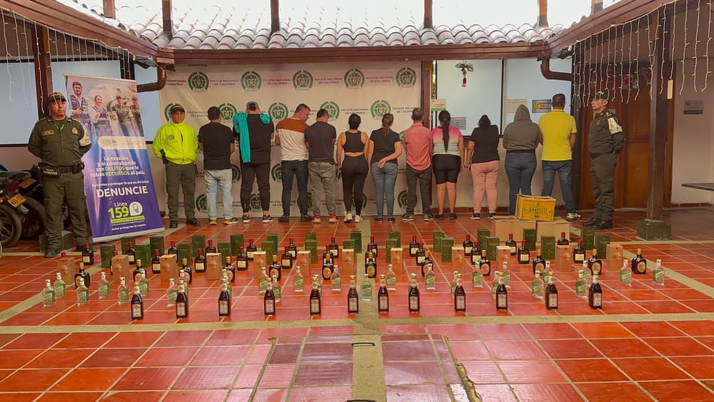 La policía nacional logra la detención de 12 personas y millonario decomiso en red de falsificación de licor imagen de la publicación