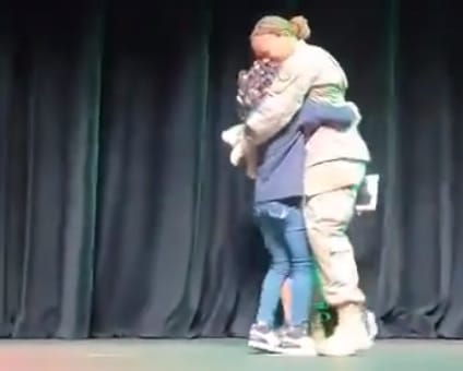 Madre soldado planifica sorpresa especial para abrazar a su hija imagen de la publicación