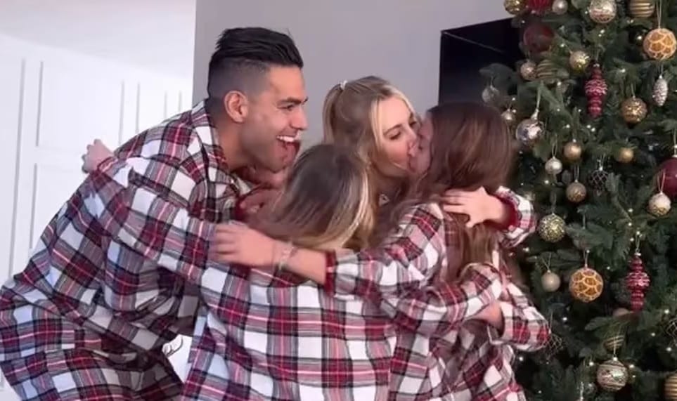 VIDEO. El polémico beso de Falcao García a sus hijas imagen de la publicación