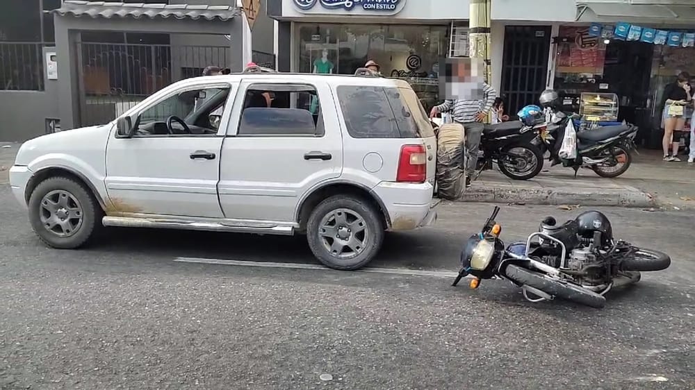 VIDEO. Choque entre camioneta y motocicleta desata maniobras peligrosas en Provenza imagen de la publicación