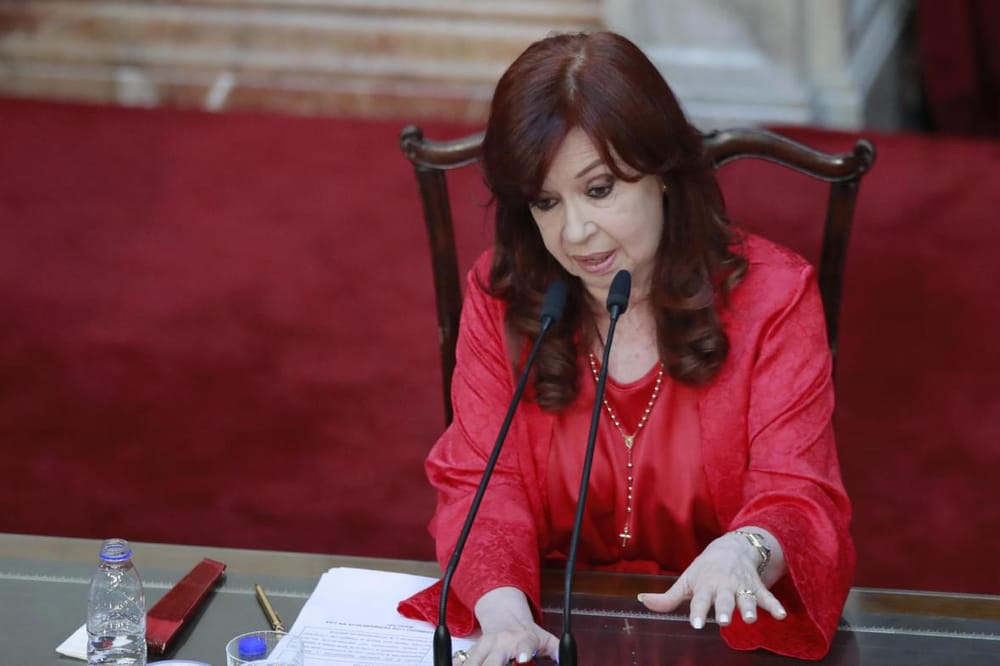 VIDEO. Cristina Fernández le hace "pistola" a sus detractores imagen de la publicación