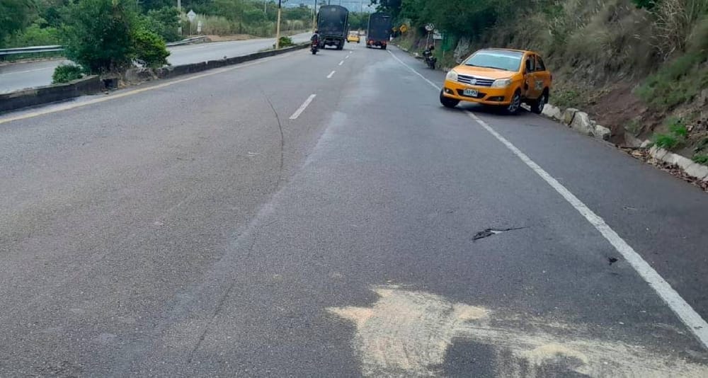 Manchón de aceite por poco genera tragedia en vía aeropuerto imagen de la publicación