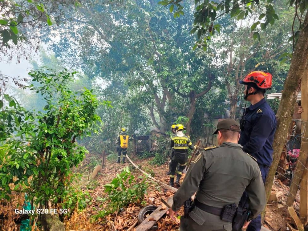 VIDEO Barrio Cristal Alto fue intervenido por bomberos para apagar fuerte incendio imagen de la publicación
