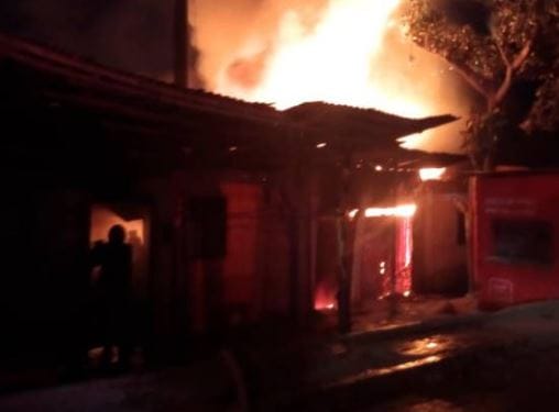 Bomberos apagaron doble incendio en residencias del barrio Galán imagen de la publicación