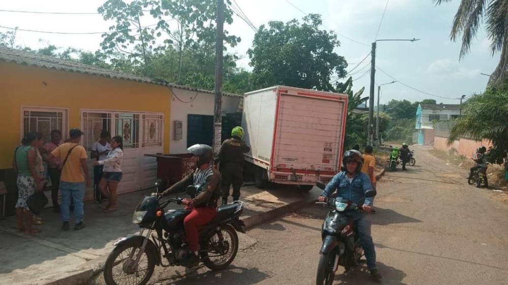 Furgón sin control acabó en una casa de Barrancabermeja imagen de la publicación