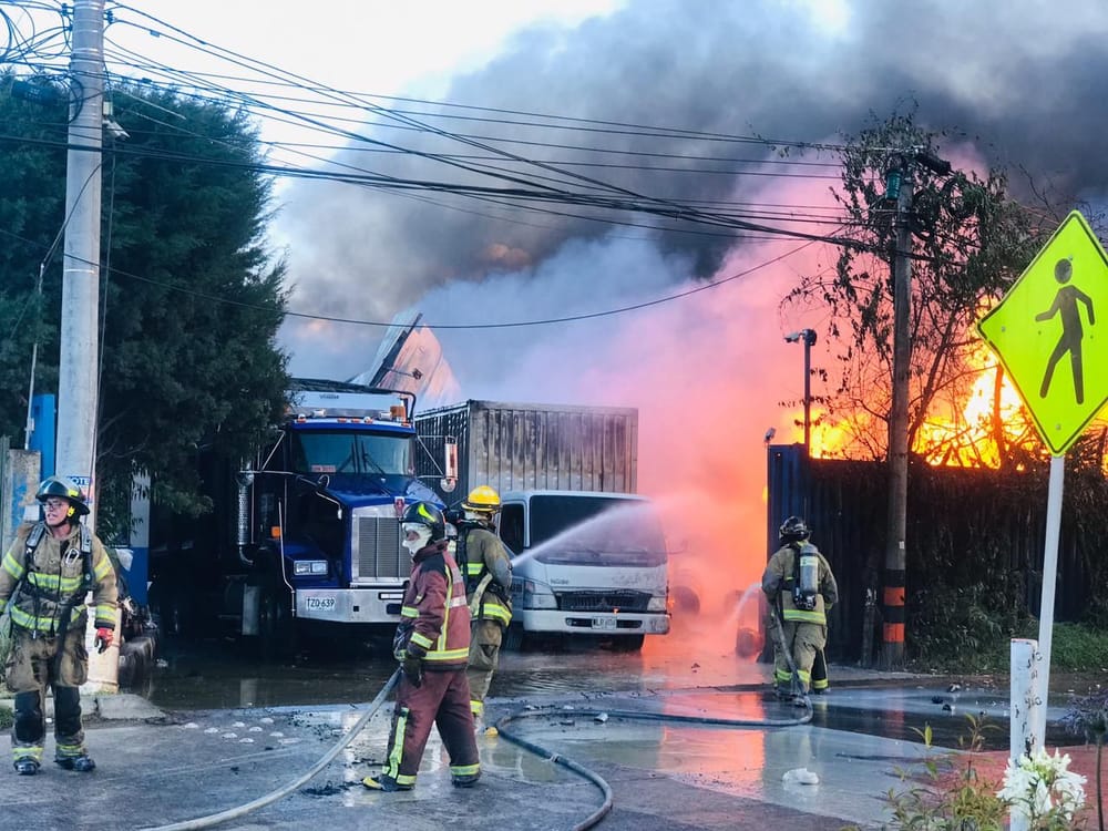 Tres heridos y perdidas incalculables por incendio en fábrica de productos químicos imagen de la publicación