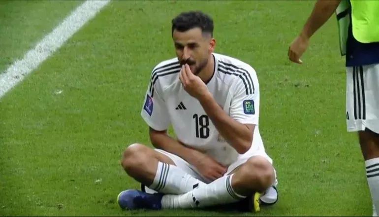 Celebró gol comiendo césped y lo expulsaron imagen de la publicación