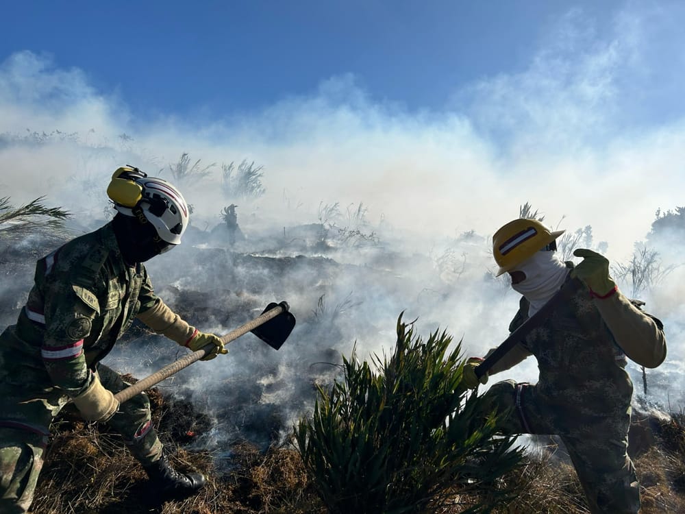 Denodado esfuerzo de los soldados para apagar incendios en Santander imagen de la publicación
