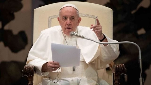 El Papa Francisco defiende su postura sobre bendiciones a parejas homosexuales imagen de la publicación