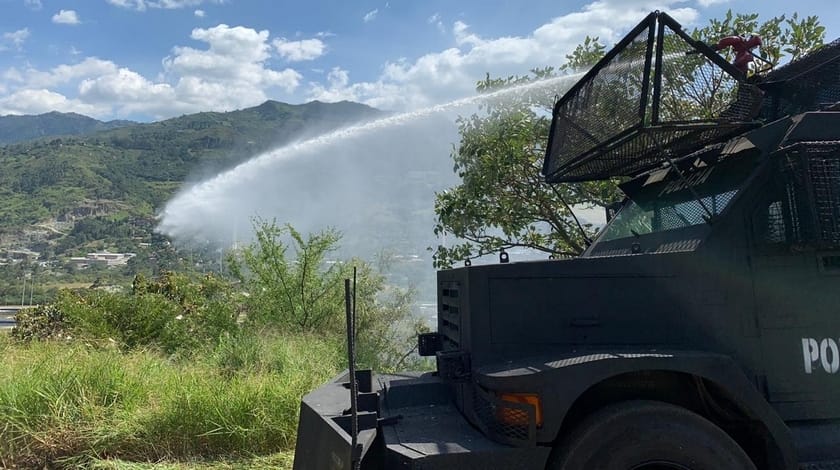 Gustavo Petro despliega tanquetas del Esmad para combatir incendios en Colombia imagen de la publicación