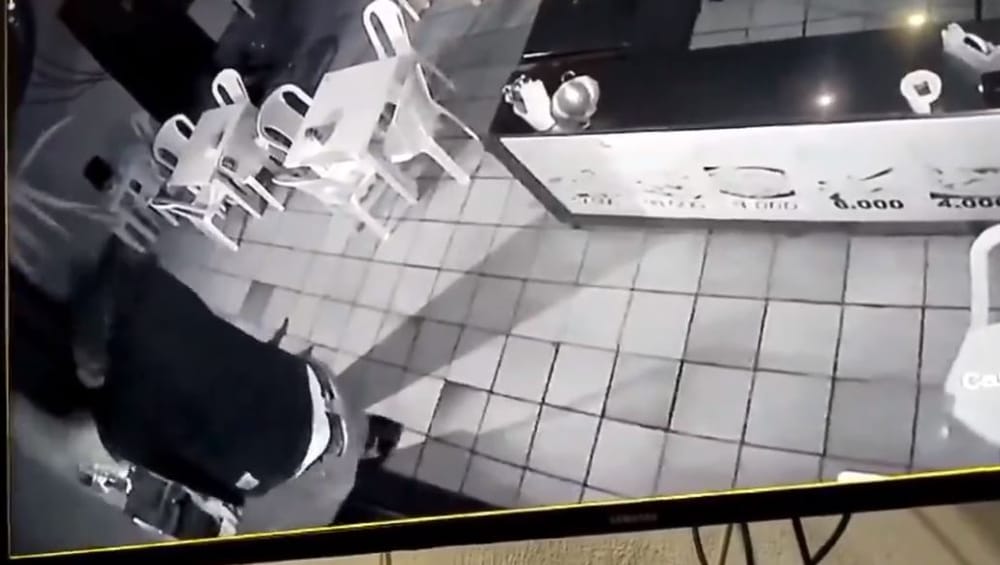 VIDEO : Ladrones se metieron al techo de un restaurante para atracarlo en Piedecuesta imagen de la publicación