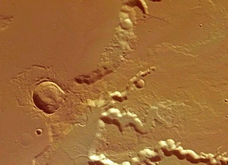 Descubren depósitos masivos de agua helada bajo el ecuador de Marte imagen de la publicación