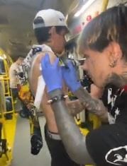 VIDEO : Tatuador armó negocio móvil en pleno bus de TransMilenio imagen de la publicación