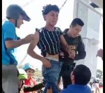 Joven fue rescatado por un policía tras intentar lanzarse desde el puente de la Novena imagen de la publicación