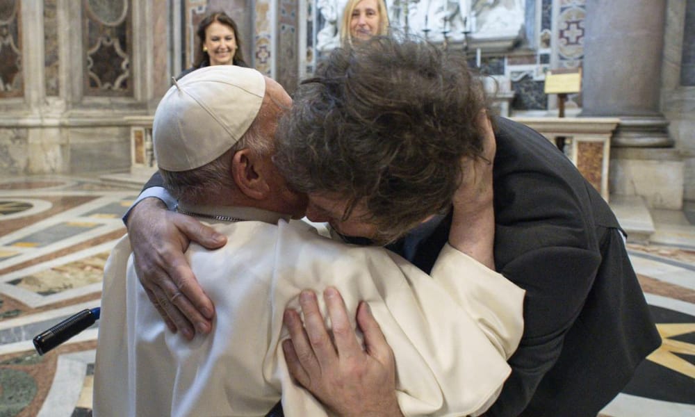 El Papa Francisco y Javier Milei dejan atrás las diferencias en un abrazo fraterno imagen de la publicación