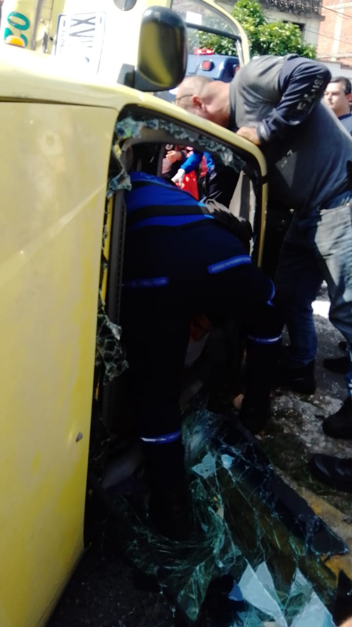 VIDEO : Así se volcó un taxi en la Cra 21 de Bucaramanga imagen de la publicación
