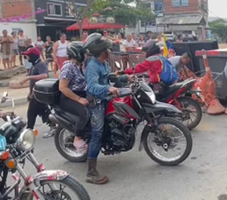 Vía Girón - Zapatoca bloqueada por habitantes que protestan por el pésimo servicio de agua potable imagen de la publicación