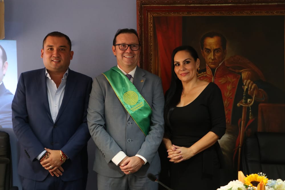 Orden Carlos Gutiérrez Gómez al señor rector UTS imagen de la publicación
