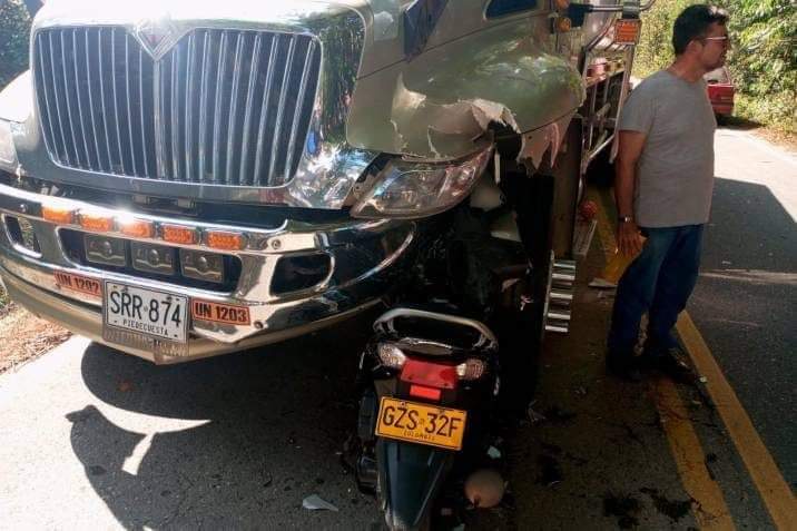 Motorizadas al borde de la muerte  tras aparatoso choque en Puerto Wilches imagen de la publicación