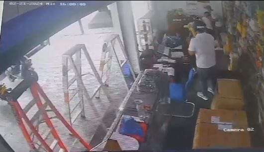 Con cuchillo en mano robaron local en Barrancabermeja imagen de la publicación