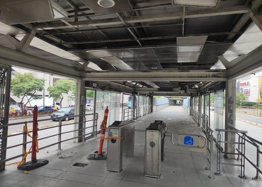 Alarmante crisis en Metrolínea abandonó y deterioro imagen de la publicación