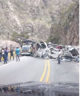 VIDEO : Investigan las Causas del volcamiento de un tractocamión en la Vía Bucaramanga - San Gil imagen de la publicación