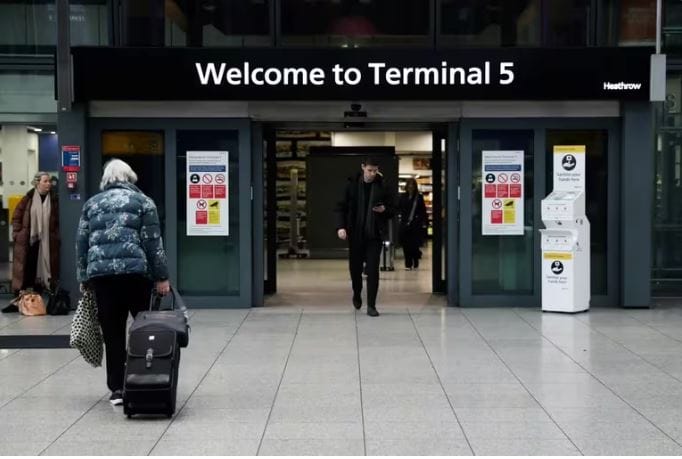 Hombre logró atravesar medio mundo sin pasaporte ni tarjeta de embarque imagen de la publicación
