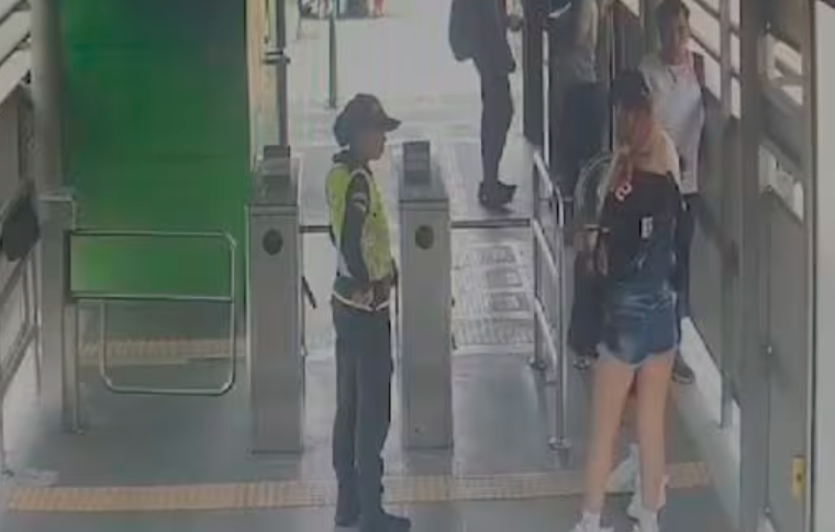 Mujer se salvó de ser asesinada gracias a señal de alerta con su mano imagen de la publicación