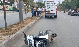 Motorizado perdió la vida al chocar contra un separador en Girón imagen de la publicación