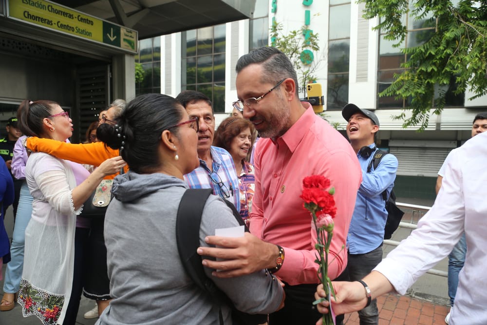 Entregándoles claveles en las calles Alcalde homenajeo a las mujeres imagen de la publicación