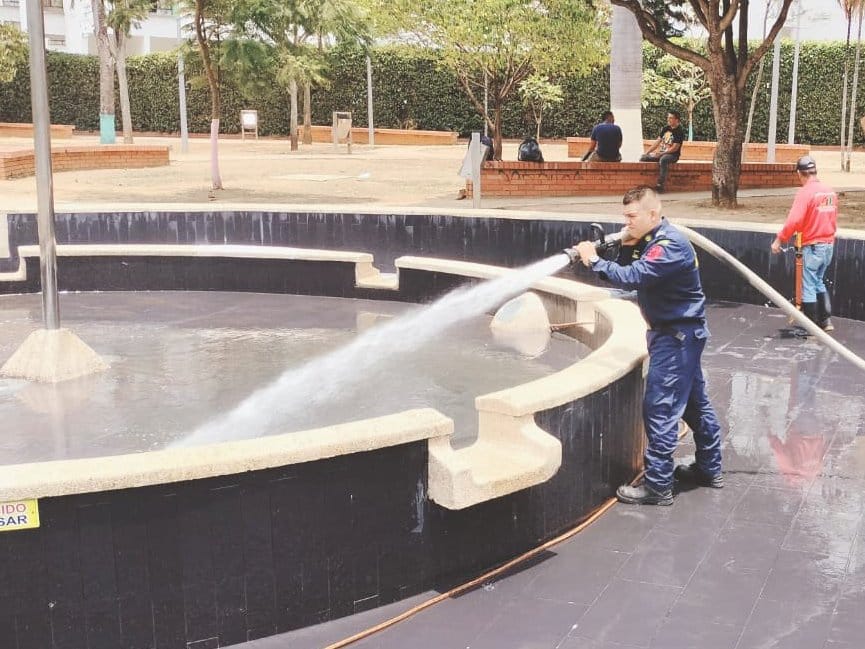 Acción conjunta para limpiar las fuentes en los parques imagen de la publicación