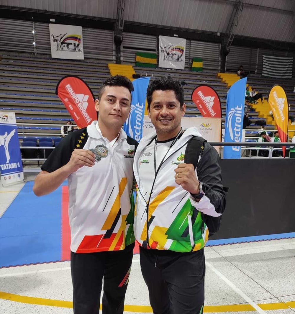 Deportistas UIS en segundo escalón del podio imagen de la publicación