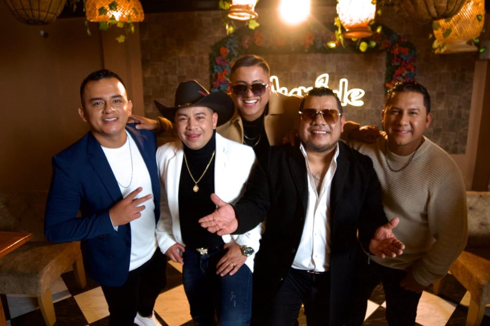 Maycol Rosero junto a Los Hermanos Medina imagen de la publicación