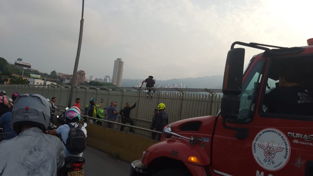 Joven intentó lanzarse del viaducto García Cadena imagen de la publicación