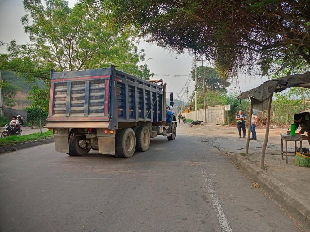 Motorizadas se chocaron contra una volqueta en Chimitá imagen de la publicación